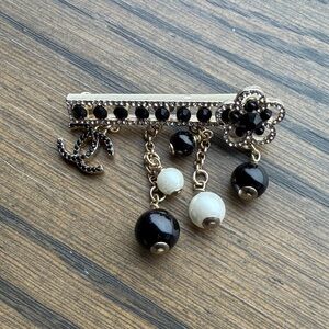 Elegant Black and White Beaded Hair Clip